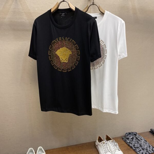 تيشيرت فيرساتشي الجديد بأكمام قصيرة مزين بأحجار الراين