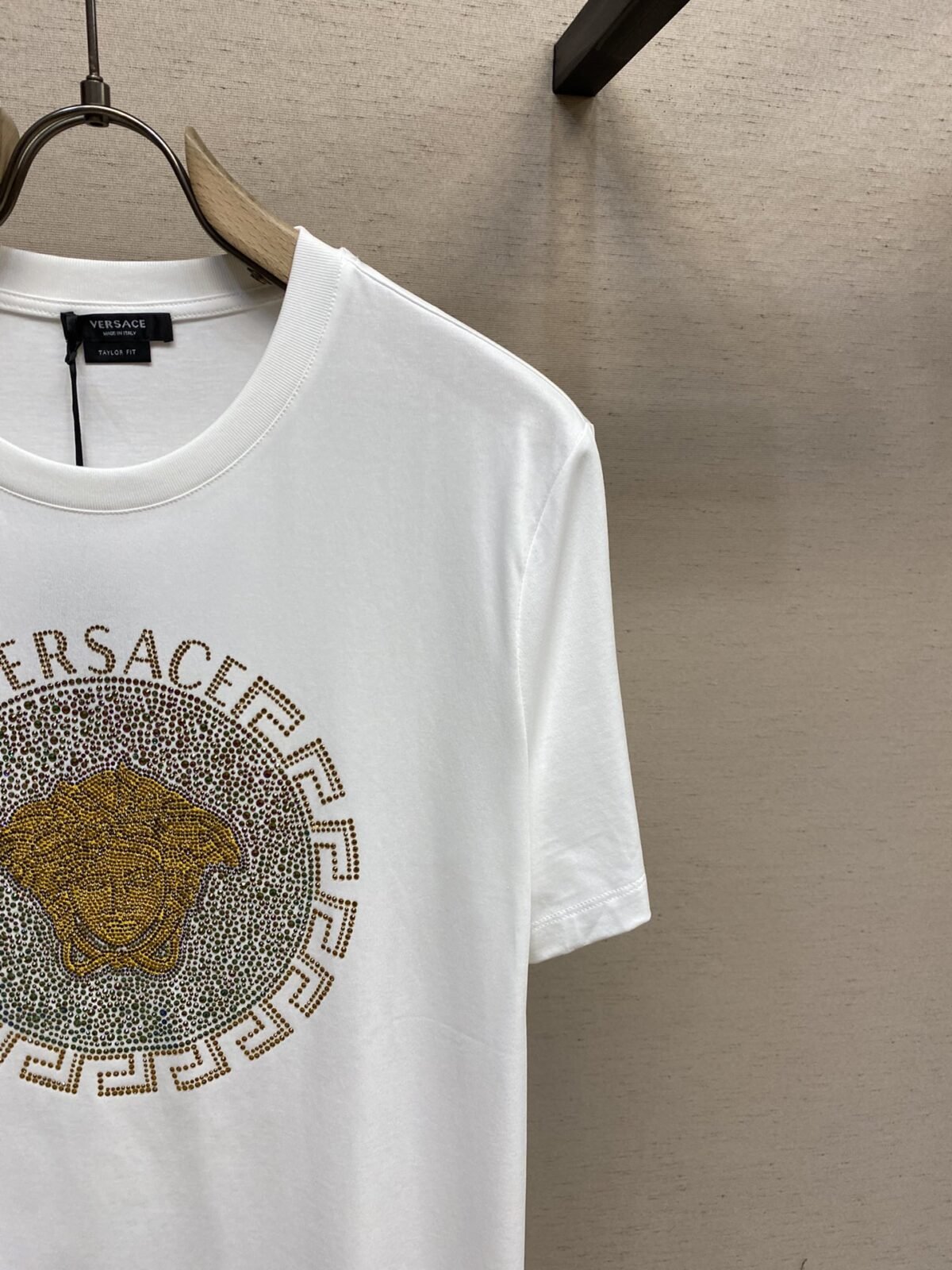 ⁦تيشيرت فيرساتشي الجديد بأكمام قصيرة مزين بأحجار الراين⁩ - الصورة ⁦6⁩