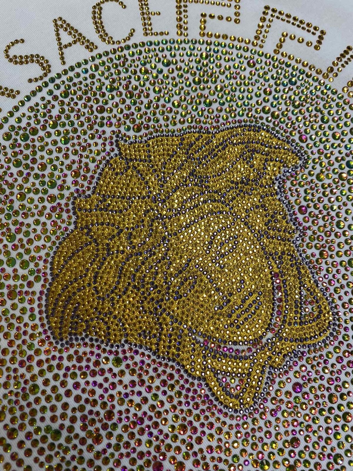 ⁦تيشيرت فيرساتشي الجديد بأكمام قصيرة مزين بأحجار الراين⁩ - الصورة ⁦7⁩