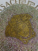 ⁦تيشيرت فيرساتشي الجديد بأكمام قصيرة مزين بأحجار الراين⁩ - الصورة ⁦7⁩