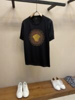 ⁦تيشيرت فيرساتشي الجديد بأكمام قصيرة مزين بأحجار الراين⁩ - الصورة ⁦3⁩