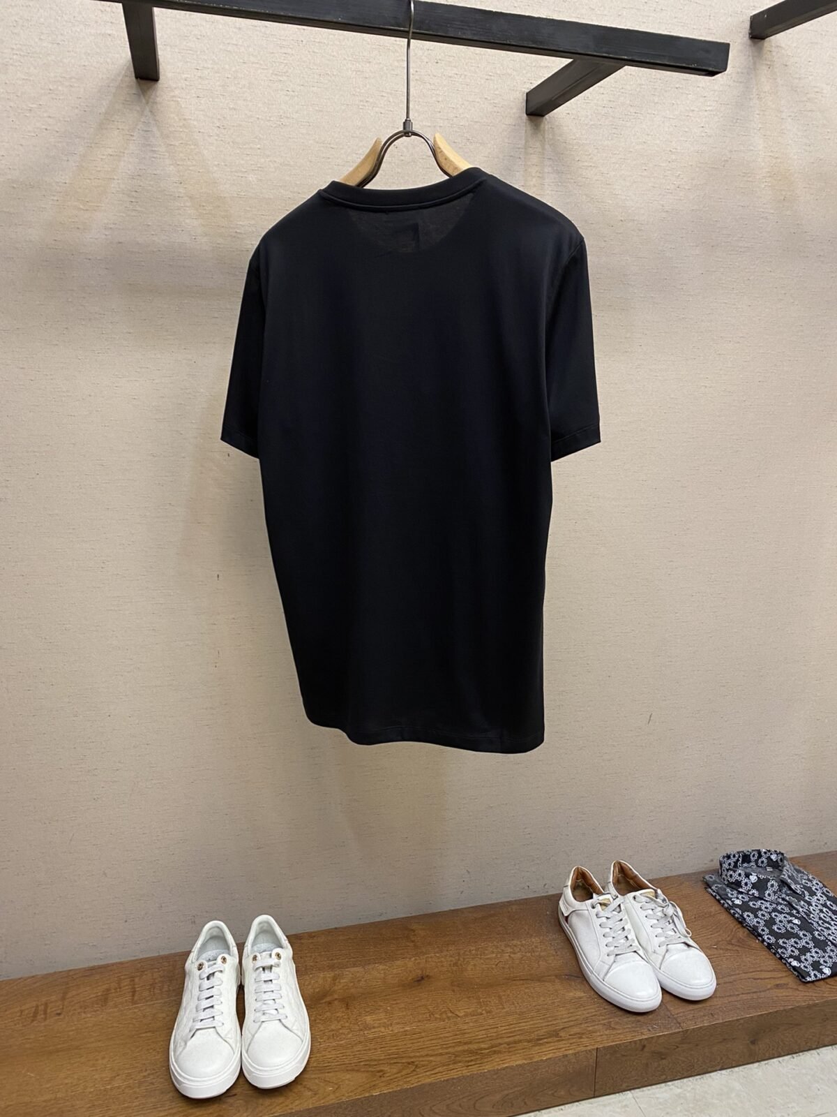 ⁦تيشيرت فيرساتشي الجديد بأكمام قصيرة مزين بأحجار الراين⁩ - الصورة ⁦5⁩