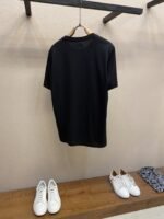 ⁦تيشيرت فيرساتشي الجديد بأكمام قصيرة مزين بأحجار الراين⁩ - الصورة ⁦5⁩