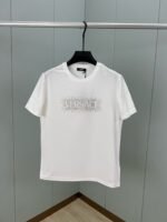 تيشيرت فيرساتشي الجديد بأكمام قصيرة ومزين بشعار العلامة التجارية، مزين بمسامير كريستالية.