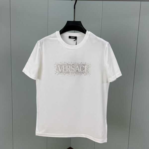 تيشيرت فيرساتشي الجديد بأكمام قصيرة ومزين بشعار العلامة التجارية، مزين بمسامير كريستالية.