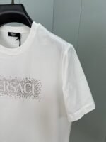 ⁦تيشيرت فيرساتشي الجديد بأكمام قصيرة ومزين بشعار العلامة التجارية، مزين بمسامير كريستالية.⁩ - الصورة ⁦6⁩