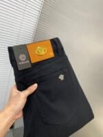 بنطلون جينز رجالي جديد من فيرساتشي. قماش مريح ومرن.