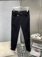 ⁦بنطلون جينز رجالي جديد من فيرساتشي. قماش مريح ومرن.⁩ - الصورة ⁦2⁩