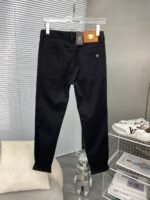 ⁦بنطلون جينز رجالي جديد من فيرساتشي. قماش مريح ومرن.⁩ - الصورة ⁦3⁩