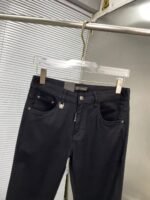 ⁦بنطلون جينز رجالي جديد من فيرساتشي. قماش مريح ومرن.⁩ - الصورة ⁦4⁩