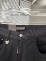 ⁦بنطلون جينز رجالي جديد من فيرساتشي. قماش مريح ومرن.⁩ - الصورة ⁦5⁩