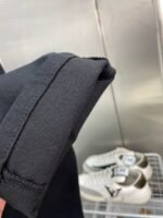 ⁦بنطلون جينز رجالي جديد من فيرساتشي. قماش مريح ومرن.⁩ - الصورة ⁦6⁩