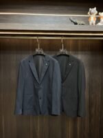 جاكيت بدلة فاخر من فيرساتشي، جديد وحصري.