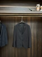 ⁦جاكيت بدلة فاخر من فيرساتشي، جديد وحصري.⁩ - الصورة ⁦2⁩