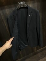⁦جاكيت بدلة فاخر من فيرساتشي، جديد وحصري.⁩ - الصورة ⁦5⁩