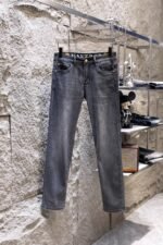 ⁦بنطلون جينز رجالي جديد من فيرساتشي⁩ - الصورة ⁦2⁩