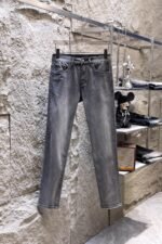 ⁦بنطلون جينز رجالي جديد من فيرساتشي⁩ - الصورة ⁦2⁩