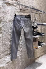 ⁦بنطلون جينز رجالي جديد من فيرساتشي⁩ - الصورة ⁦3⁩