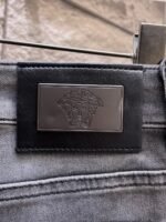 ⁦بنطلون جينز رجالي جديد من فيرساتشي⁩ - الصورة ⁦6⁩