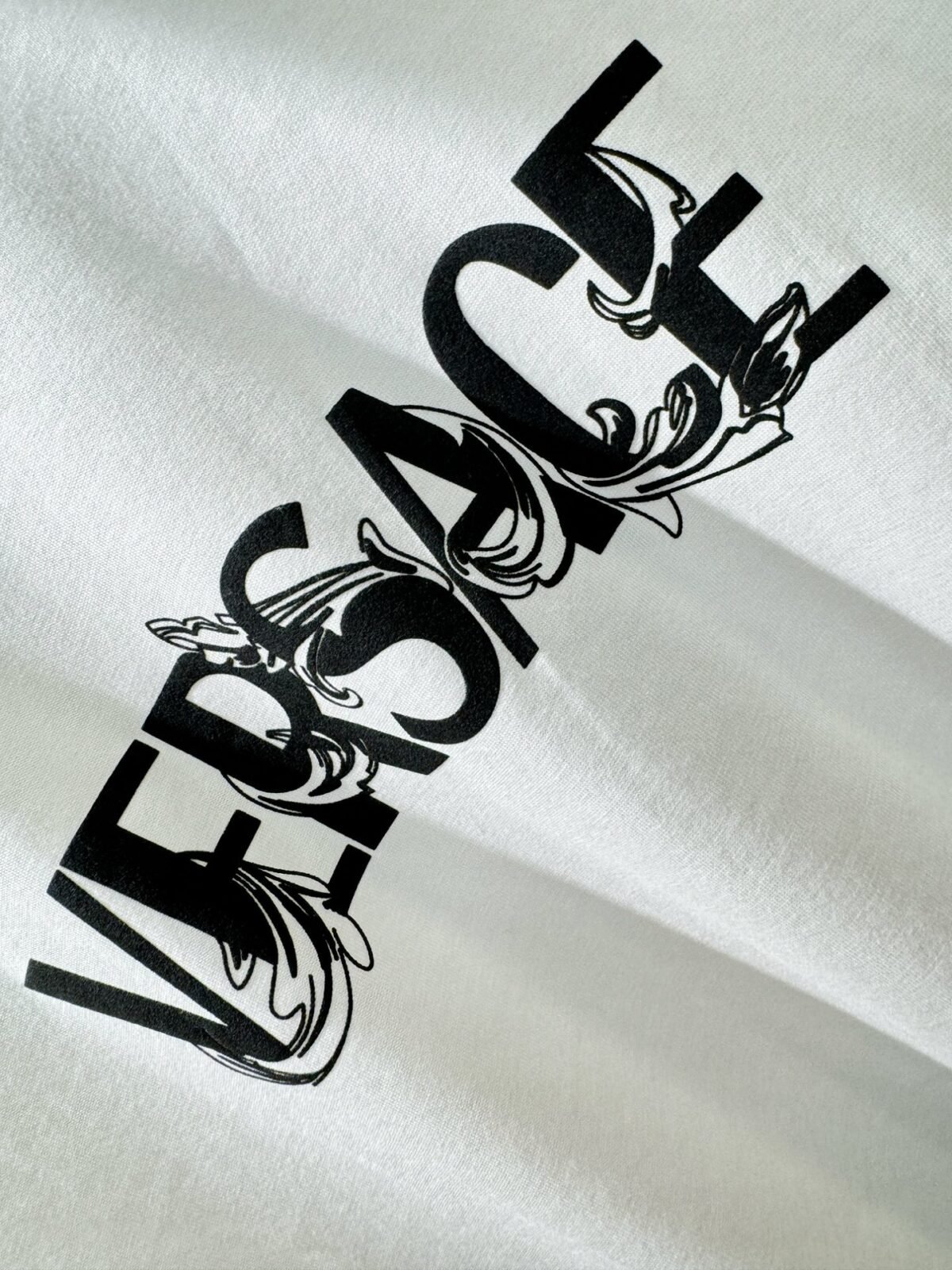 ⁦تيشيرت فيرساتشي الجديد بأكمام قصيرة وناعم الملمس⁩ - الصورة ⁦6⁩