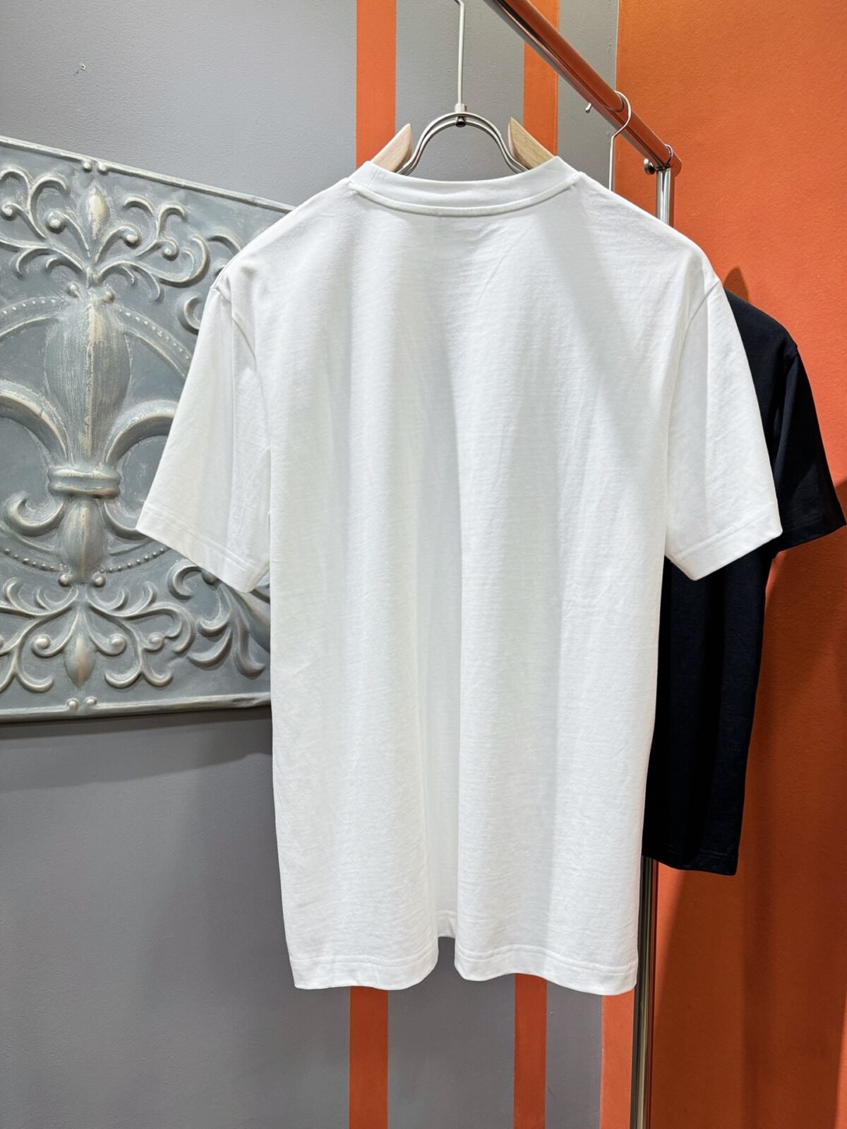 ⁦تيشيرت فيرساتشي الجديد بأكمام قصيرة وناعم الملمس⁩ - الصورة ⁦3⁩