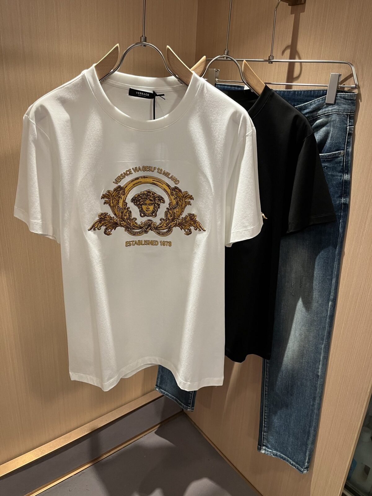 ⁦تيشيرت فيرساتشي الجديد بأكمام قصيرة للرجال والنساء.⁩ - الصورة ⁦1⁩