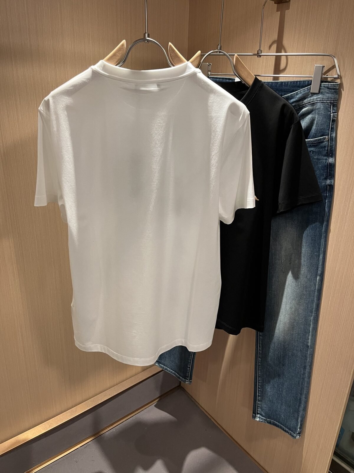 ⁦تيشيرت فيرساتشي الجديد بأكمام قصيرة للرجال والنساء.⁩ - الصورة ⁦3⁩