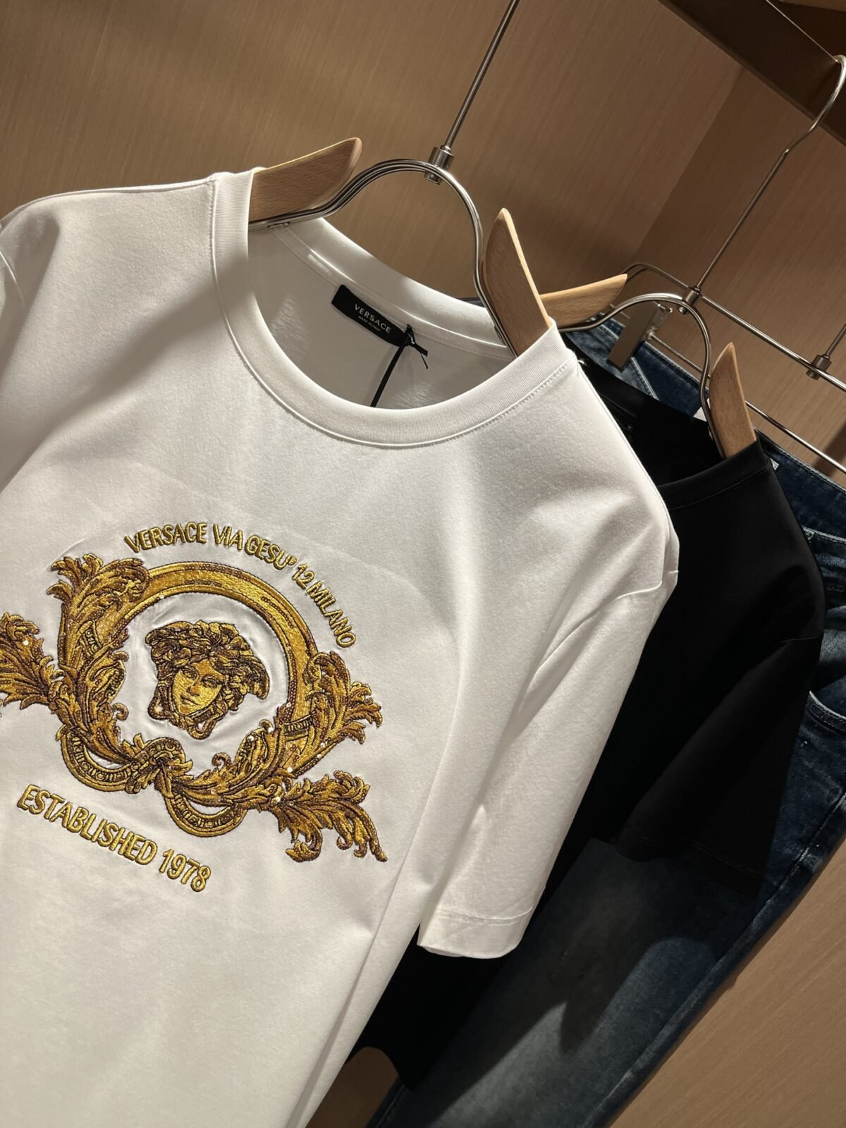 ⁦تيشيرت فيرساتشي الجديد بأكمام قصيرة للرجال والنساء.⁩ - الصورة ⁦6⁩