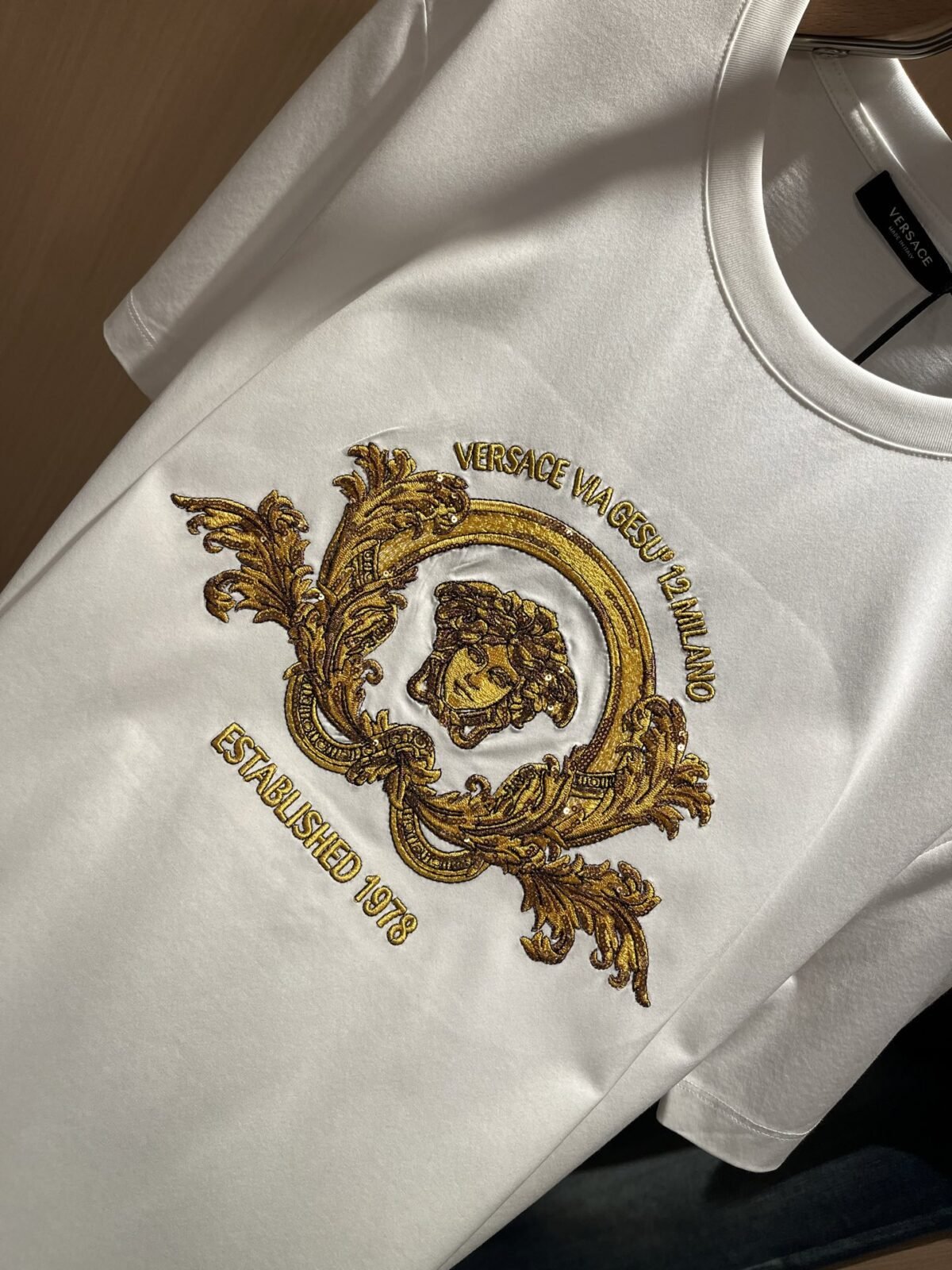 ⁦تيشيرت فيرساتشي الجديد بأكمام قصيرة للرجال والنساء.⁩ - الصورة ⁦7⁩