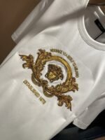 ⁦تيشيرت فيرساتشي الجديد بأكمام قصيرة للرجال والنساء.⁩ - الصورة ⁦7⁩