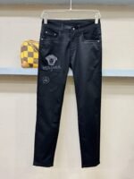 ⁦جينز فيرساتشي الكلاسيكي الجديد⁩ - الصورة ⁦2⁩