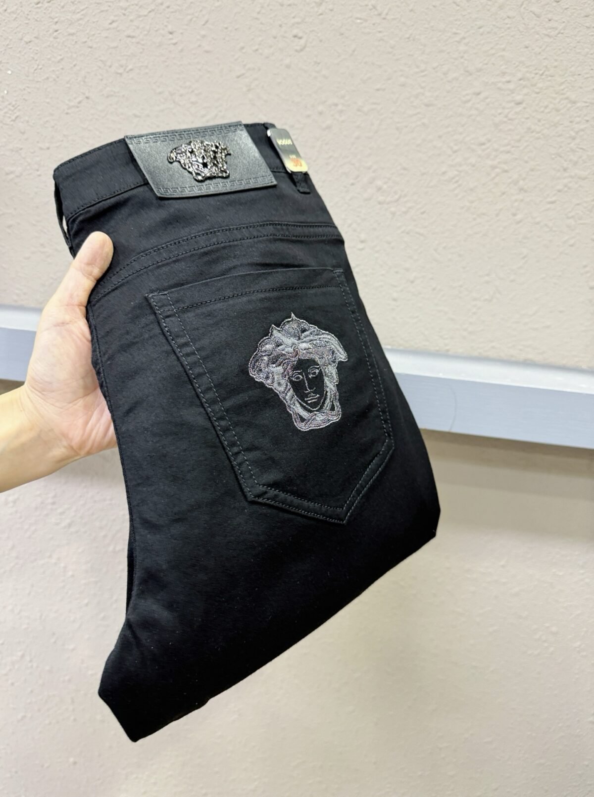 ⁦جينز فيرساتشي الكلاسيكي الجديد⁩ - الصورة ⁦1⁩