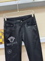 ⁦جينز فيرساتشي الكلاسيكي الجديد⁩ - الصورة ⁦4⁩