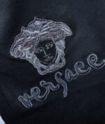 ⁦جينز فيرساتشي الكلاسيكي الجديد⁩ - الصورة ⁦8⁩