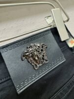 ⁦جينز فيرساتشي الكلاسيكي الجديد⁩ - الصورة ⁦6⁩