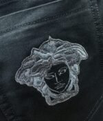 ⁦جينز فيرساتشي الكلاسيكي الجديد⁩ - الصورة ⁦5⁩