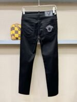 ⁦جينز فيرساتشي الكلاسيكي الجديد⁩ - الصورة ⁦3⁩