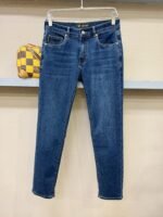 ⁦جينز فيرساتشي الكلاسيكي الجديد⁩ - الصورة ⁦2⁩