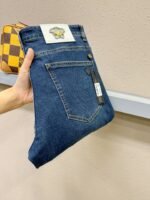 جينز فيرساتشي الكلاسيكي الجديد