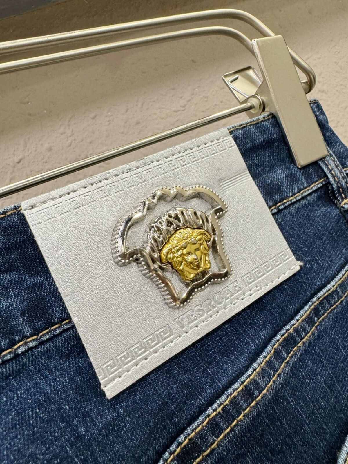 ⁦جينز فيرساتشي الكلاسيكي الجديد⁩ - الصورة ⁦6⁩