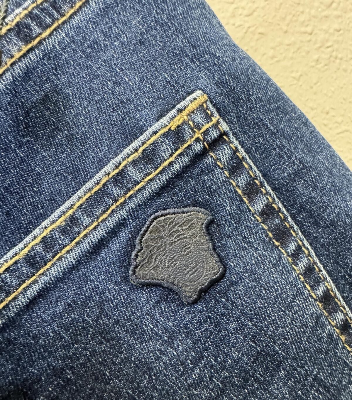 ⁦جينز فيرساتشي الكلاسيكي الجديد⁩ - الصورة ⁦7⁩