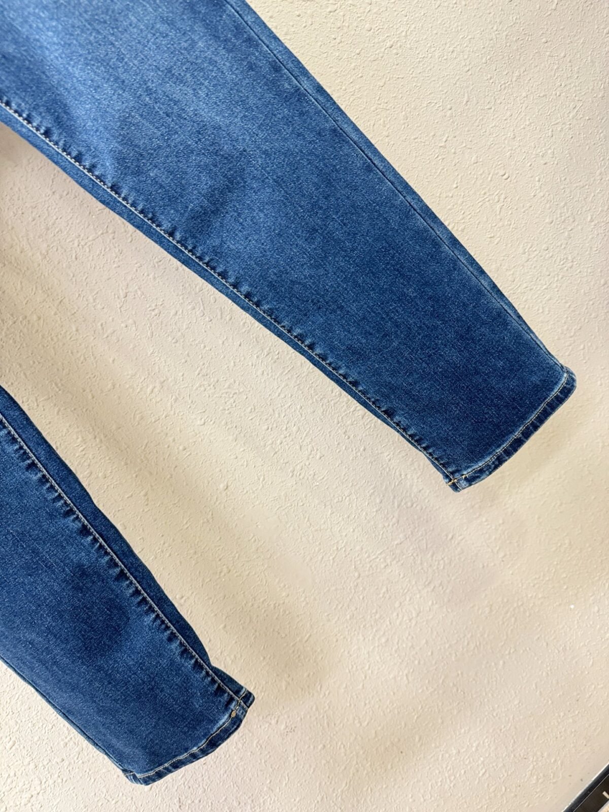 ⁦جينز فيرساتشي الكلاسيكي الجديد⁩ - الصورة ⁦8⁩