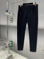 جينز فيرساتشي أنيق للغاية.