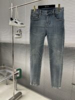 ⁦جينز فيرساتشي أنيق للغاية.⁩ - الصورة ⁦2⁩