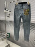 ⁦جينز فيرساتشي أنيق للغاية.⁩ - الصورة ⁦4⁩