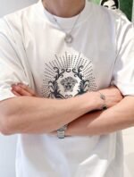 ⁦تيشيرت فيرساتشي قطني جديد بياقة دائرية وأكمام قصيرة⁩ - الصورة ⁦7⁩