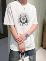 ⁦تيشيرت فيرساتشي قطني جديد بياقة دائرية وأكمام قصيرة⁩ - الصورة ⁦8⁩