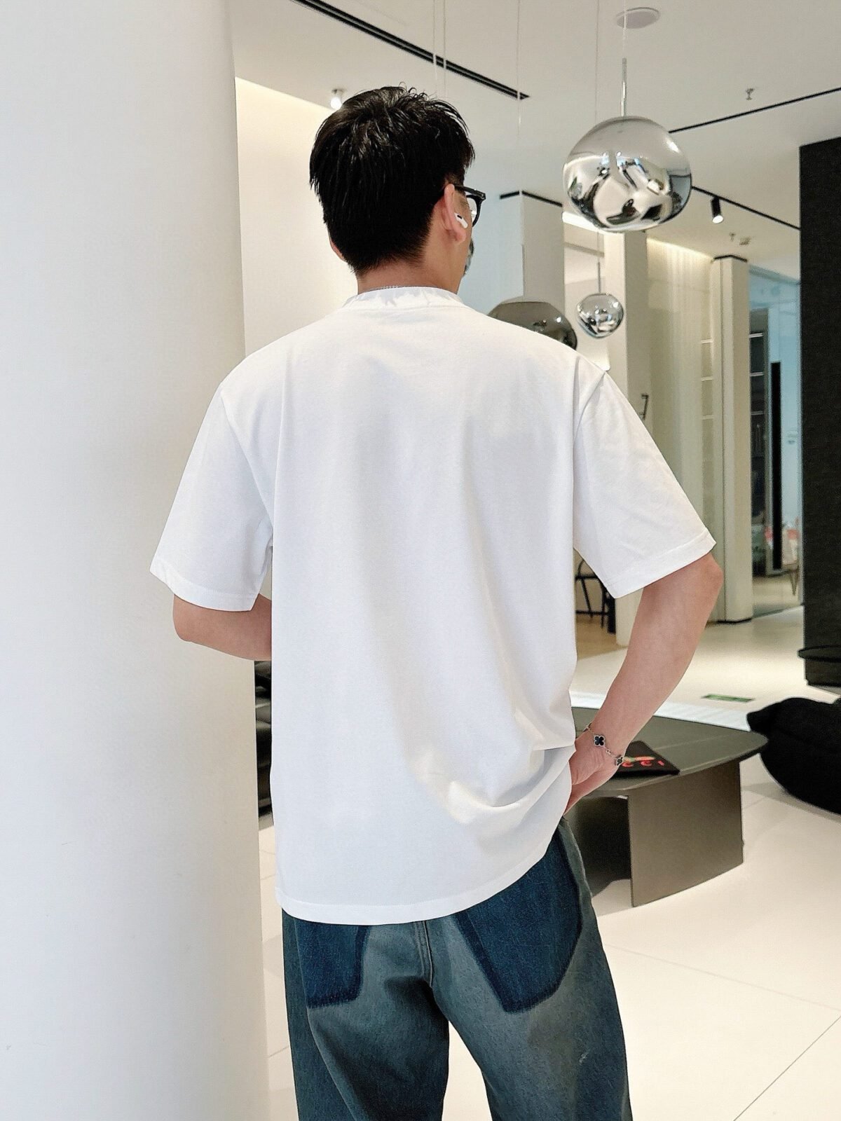 ⁦تيشيرت فيرساتشي قطني جديد بياقة دائرية وأكمام قصيرة⁩ - الصورة ⁦3⁩