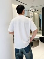 ⁦تيشيرت فيرساتشي قطني جديد بياقة دائرية وأكمام قصيرة⁩ - الصورة ⁦3⁩