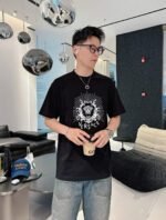 ⁦تيشيرت فيرساتشي قطني جديد بياقة دائرية وأكمام قصيرة⁩ - الصورة ⁦2⁩